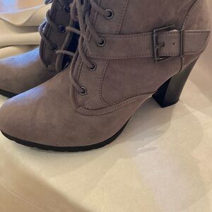 White Mountain Gray High Heel Lace Up Fur Fold Ankle Boot Size 9 Whimsy Goth NEW